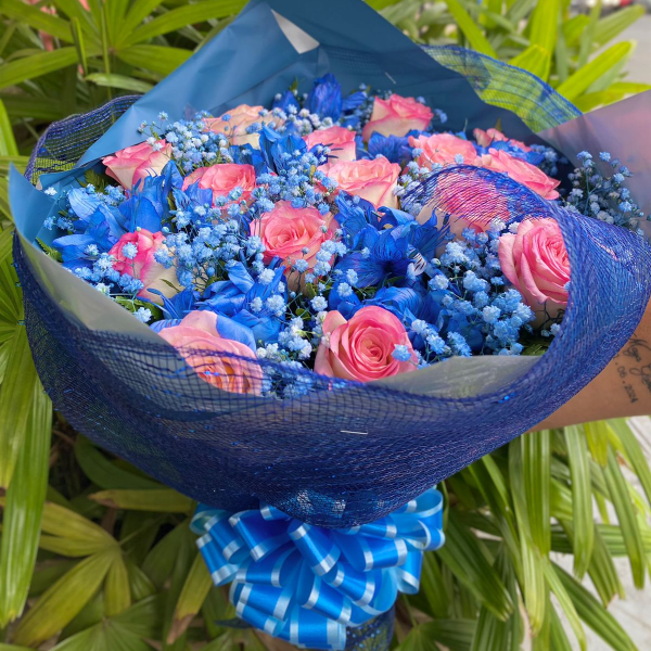 Buqu 15 Rosas cor de Rosa com complementos Azul