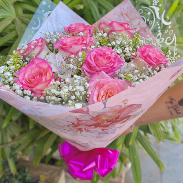 Buqu com 08 rosas cor de rosa 