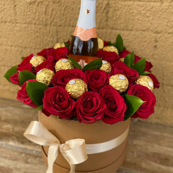 Caixa Box com Rosas Vermelhas acompanhado de Chandon e 12 Ferrero Rocher