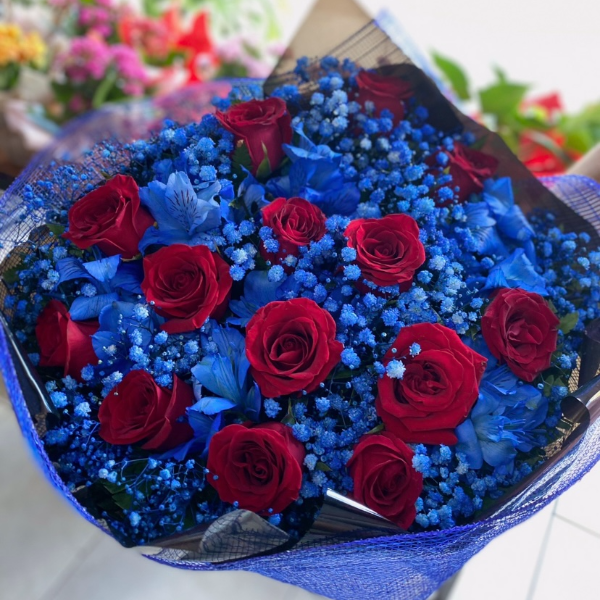 Buqu 15 Rosas com complementos Azul