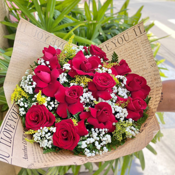 Buqu com 12 Rosas Vermelhas Abertas