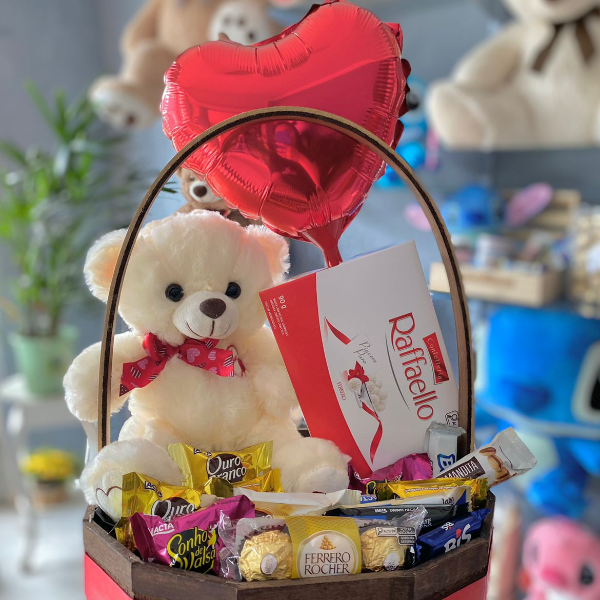 Cesta de Chocolate com Ferrero Rocher e Rafaello Balo  Urso de Pelcia Branco e Chocolates Sortidos 