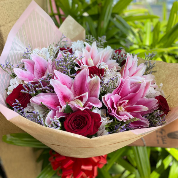 Buqu de Lrio Rosa e 06 Rosas Vermelhas