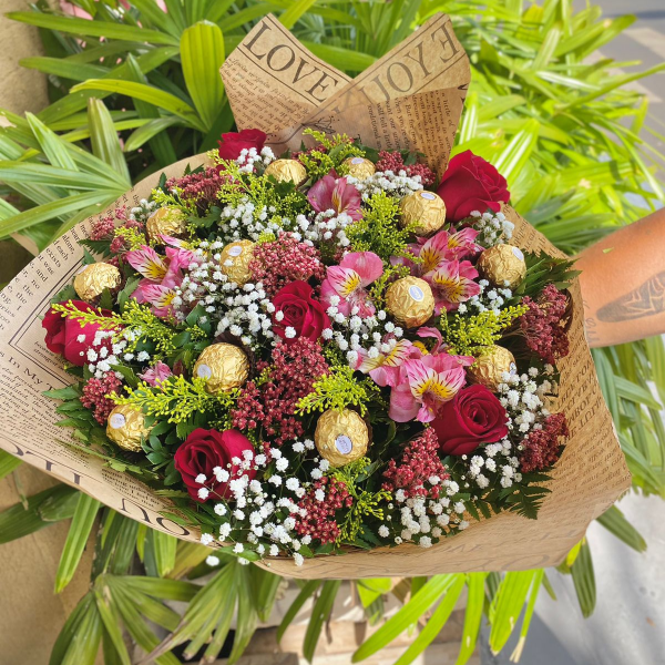 Buqu 06 Rosas Vermelhas com  12 Ferrero Rocher