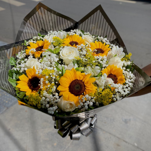 Buqu de 06 Rosas Brancas e 06 Girassis