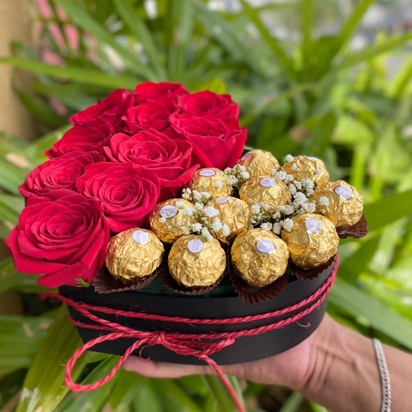 Caixa Box Personalizada Pequena com Rosas Vermelhas e Ferrero Rocher 